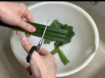 step1: 將班蘭葉清洗乾淨，剪短一些。