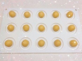 step2: 將粉團分成一份份（約8-9 g），搓圓，放入矽膠蚊香螺旋紋餅模（塗上油）中壓開