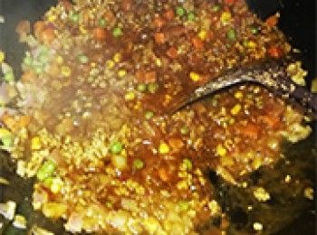 step6: [<span class="group_2">餡料</span>做法]加入<span class="group_3">調味料</span>拌炒均勻，至肉碎完全熟透