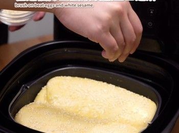 step11: 完成後，在麵糰掃上蛋液及撒上白芝麻
Then brush on beat eggs and white sesame.