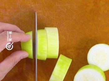 step2: 節瓜去皮切件
Peel and cut the hairy gourd into pieces.