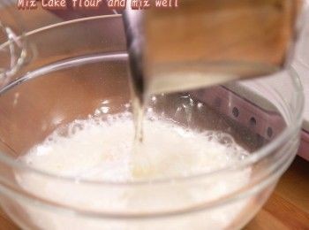 step2: 加入麵粉並攪拌均勻
Mix Cake flour and mix well.