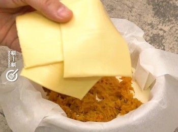 step6: 舖上三片芝士
Place three slices of cheese on top of the sweet potato.