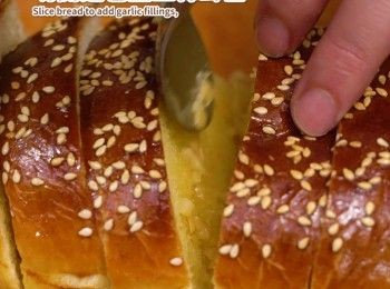 step14: 切開麵包塗上蒜茸醬放入180°C焗爐焗6-7分鐘即可
Slice bread to add garlic fillings, bake for 6-7 minutes at 180°C. Enjoy.