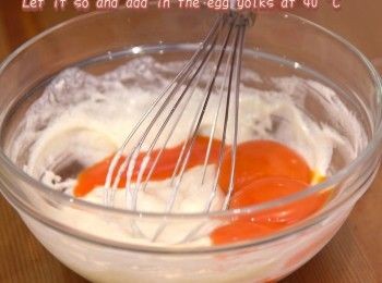 step4: 放涼後將蛋黃拌入
Let it cold and add in the egg yolks at 40 °C.
