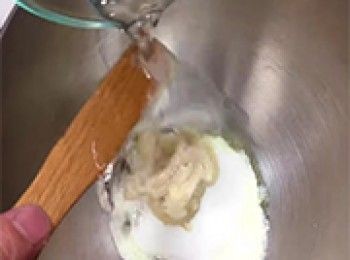 step2: 所有材料依序加入到機內。(麵粉最後才加)