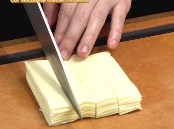 step1: 水牛芝士切條備用
Cut Mozzarella cheese into thick strips.