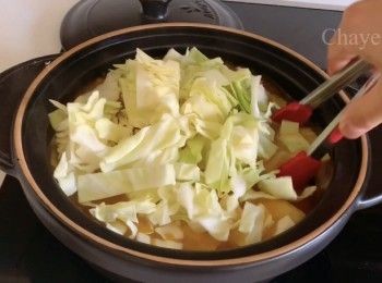 step1: 番茄炒軟，加水，，2tbsp番茄醬，加排骨，煮20分鐘，以後加土豆，菜，再煮30分鐘