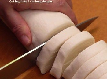 step5: 雪好的酥皮切成約1cm厚，放入蛋撻模中
Cut logs into 1 cm long doughs, place into tart moulds.