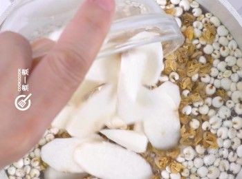 step4: 煲滾水，加入生熟意米、扁豆花、白米及淮山片
Bring water to a boil, then add job’s tear, lentil blossoms, white rice and Chinese yam.