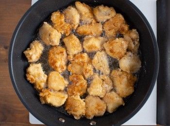 step4: 將雞肉下鍋，用半煎半炸的方式炸熟；因為不是非常大塊的雞肉，所以直接中大火炸至表面金黃酥脆就可以了。
