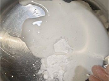 step9: 泡打粉加入菜油拌勻，加入少許粉漿拌勻