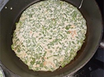 step9: 平底鑊加油，倒入1/3漿料