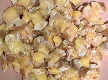 step1: 先將急凍雞軟骨解凍、用廚房紙巾抹乾水份。加入料理酒、鹽、黑胡椒碎醃10分鐘。