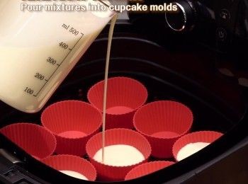 step8: 把麵糊倒入蛋糕模
Pour mixtures into cupcake moulds.