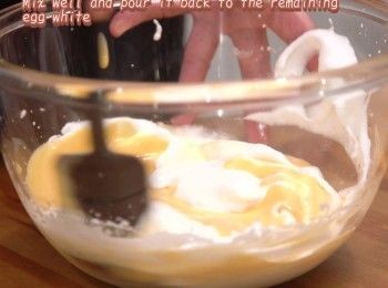 step8: 混合均勻後倒進剩餘的蛋內
Mix well and pour back into the remaining egg white.