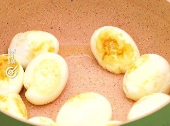 step4: 中細火煎至金黃
Heat up a pan with a small amount of oil over medium heat. Fry the eggs until the skin becomes golden brown.