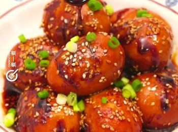 step6: 待汁收乾變濃稠後，灑上芝麻即成
Sprinkle sesame seeds over the eggs and serve.