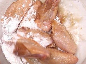 step2: 烹調前加入1湯匙粟粉攪勻
Add 1 tablespoon of cornstarch before cooking and mix well.