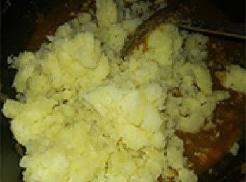 step7: [<span class="group_2">餡料</span>做法]加入薯蓉及適量清水，拌炒均勻，盛起待涼