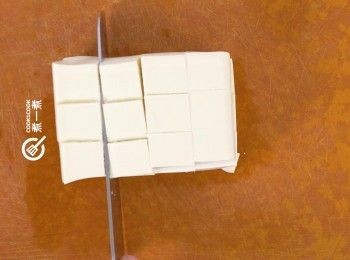 step3: 豆腐切粒
Cube bean curd.
