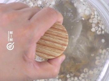 step5: 大火滾起後轉中火煲1小時
Bring to a boil over high heat, then turn to medium heat and boil  for 1 hour.