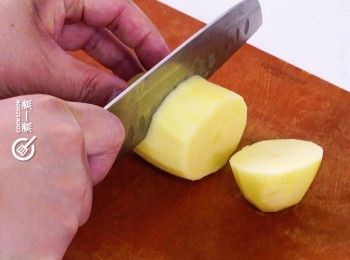 step2: 薯仔去皮切件
Peel and cut potatoes into pieces.