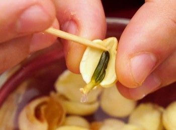 step3: 白蓮子去芯，泡浸15分鐘至軟身
Remove the core from the lotus seeds and soak in water for 15 minutes until soft.