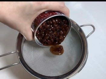 step1: 將北海道紅豆的糖漿隔篩，備用。