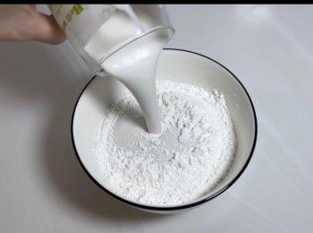 step2: 將粘米粉和木薯粉混和，再加入椰漿，攪拌均勻。