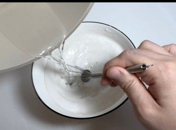 step5: 趁熱將糖水倒入粉漿，攪拌均勻。