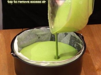 step7: 把拌好的蛋糕混合物倒在餅底上，敲幾下去除多餘空氣
Pour in mixture on top of crust, tap to remove excess air.