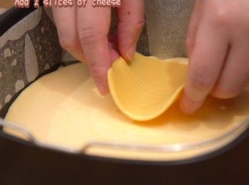 step11: 放入兩片芝士片
Add 2 slices of cheese.