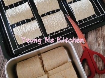 step2: 先將鱈魚棒剪裁✂️成方形或小塊狀（隨個人喜好），再將鱈魚塊排放上烤架上