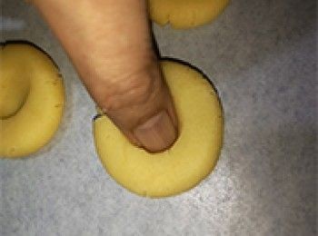 step10: 用姆指在中間壓一個窿