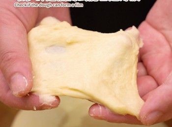step6: 取少許麵糰測試能否起薄膜 
Check if the dough can form a film.