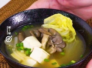 step8: 加上䓤花裝飾，完成
Garnish with chopped spring onion. Done.