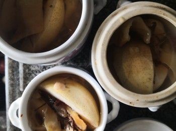 step1: 將雪梨洗淨挖去芯（雪梨必須留果皮才有效）放入燉盅內