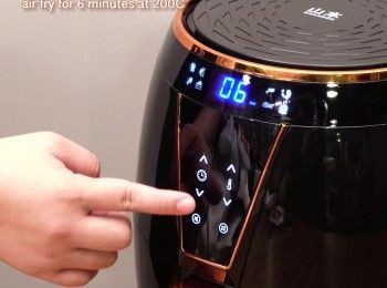 step7: 翻轉<a href="https://bit.ly/3zHU5V3" target="_blank" data-keyword="雞翼" class="guide-link"><strong>雞翼</strong></a> <span style="display:inline-block;vertical-align:middle;margin-top:-3px;color:initial;border-radius:3px;padding:2px 3px;font-size:12px;line-height:14px;background:#87d300;color:#fff;">即買</span> ，再以200°C氣炸6分鐘即成
Flip the wings. Air fry at 200°C for 6 minutes more. Done.