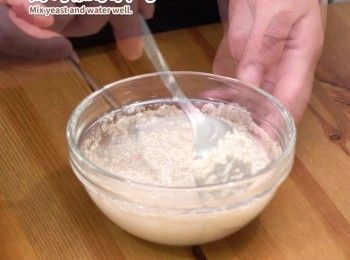 step1: 酵母加水拌勻
Mix yeast and water well.