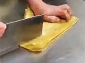 step18: [開腐皮]最後切出相約的三角形。剩餘的腐皮可用作牛肉球墊底或煲糖水。