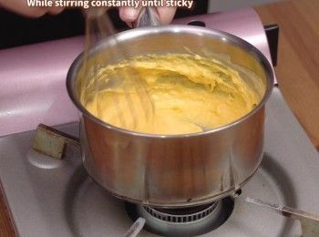 step6: 開小火煮溶牛油，加入蛋漿，不斷攪拌至成糊狀即離火放涼
Melt butter over low heat. Add the mixture and keep stirring until sticky. Remove from heat.