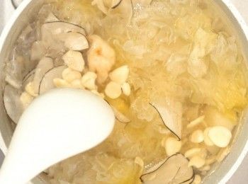 step6: 滾起後加蓋，轉中小火煲45分鐘
Bring to a boil again, cover and simmer over medium-low heat for 45 minutes.