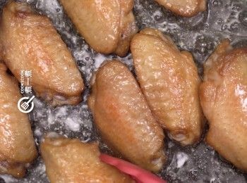 step3: 用半煎炸方式炸<a href="https://bit.ly/3zHU5V3" target="_blank" data-keyword="雞翼" class="guide-link"><strong>雞翼</strong></a> <span style="display:inline-block;vertical-align:middle;margin-top:-3px;color:initial;border-radius:3px;padding:2px 3px;font-size:12px;line-height:14px;background:#87d300;color:#fff;">即買</span> ，當<a href="https://bit.ly/3zHU5V3" target="_blank" data-keyword="雞翼" class="guide-link"><strong>雞翼</strong></a> <span style="display:inline-block;vertical-align:middle;margin-top:-3px;color:initial;border-radius:3px;padding:2px 3px;font-size:12px;line-height:14px;background:#87d300;color:#fff;">即買</span> 炸好後盛起備用
Half-fry the chicken wings until cooked. Remove from the pan and set aside.