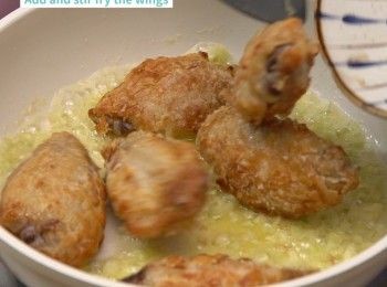 step7: 最後加入<a href="https://bit.ly/3zHU5V3" target="_blank" data-keyword="雞翼" class="guide-link"><strong>雞翼</strong></a> <span style="display:inline-block;vertical-align:middle;margin-top:-3px;color:initial;border-radius:3px;padding:2px 3px;font-size:12px;line-height:14px;background:#87d300;color:#fff;">即買</span> 炒勻至牛油收乾
Add and stir fry the wings until butter is absorbed.