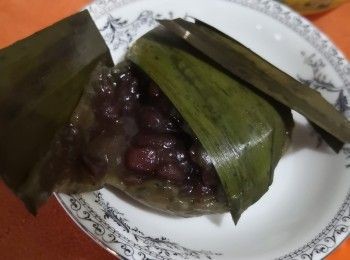 step1: 先將艾草格汁加入椰糖及適量的水煮滾撞入已拌好三種粉內快速拌成半熟糯米粉糰掃上椰子油蓋好待涼備用