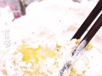 step4: <a href="https://bit.ly/3zHU5V3" target="_blank" data-keyword="雞翼" class="guide-link"><strong>雞翼</strong></a> <span style="display:inline-block;vertical-align:middle;margin-top:-3px;color:initial;border-radius:3px;padding:2px 3px;font-size:12px;line-height:14px;background:#87d300;color:#fff;">即買</span> 先沾上蛋液，沾一層薄薄的<span class="group_3">炸粉</span>，再沾一次蛋液，再沾一次<span class="group_3">炸粉</span>
Dip each chicken wing in the beaten egg, then coat with a thin layer of coating mixture. Repeat the egg and coating process once more.