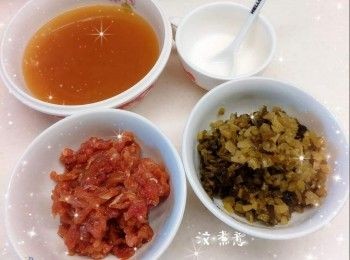 step1: 瘦肉洗淨，瀝水，切幼條，用<span class="group_2">調味料</span>醃，備用 2.雪菜洗淨，用水浸泡10分鐘後，換水再浸泡10分鐘（去除多餘的鹽份；如用罐頭雪菜可省略此步驟），瀝水，切粒，備用
