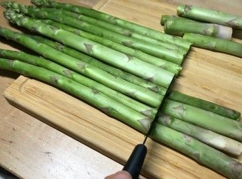 step2: 先將蘆筍底部約5cm的硬身部份切去，然後按自己喜歡的程度削皮。