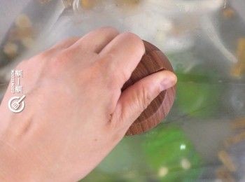 step5: 大火滾起後轉中細火煲1.5小時
Bring to a boil over high heat, then reduce to low heat and simmer for 1.5 hours.